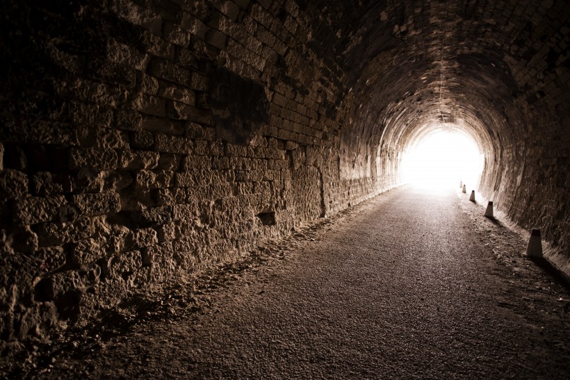 点击大图看下一张：长长的洞口和隧道图片