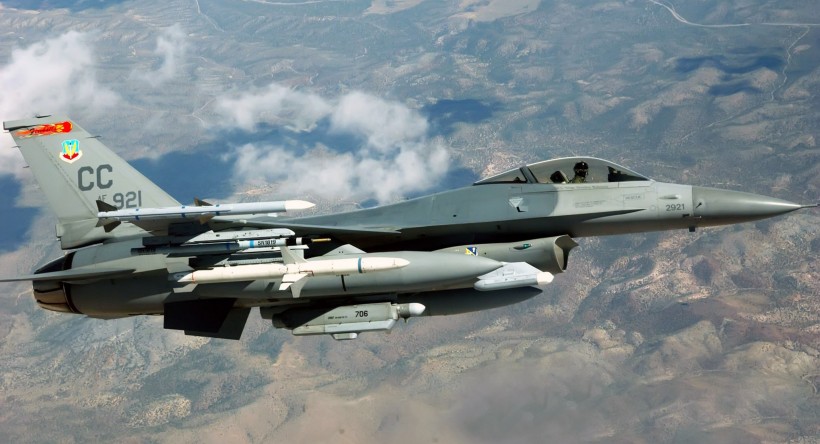 点击大图看下一张：F-16战斗机图片