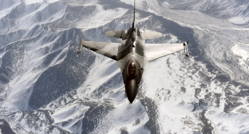 点击大图看下一张：F-16战斗机图片