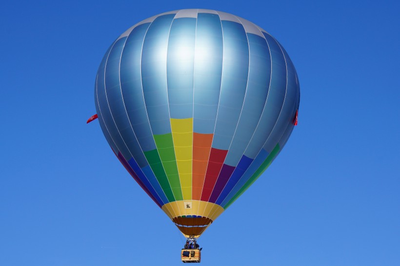点击大图看下一张：高空中的热气球图片