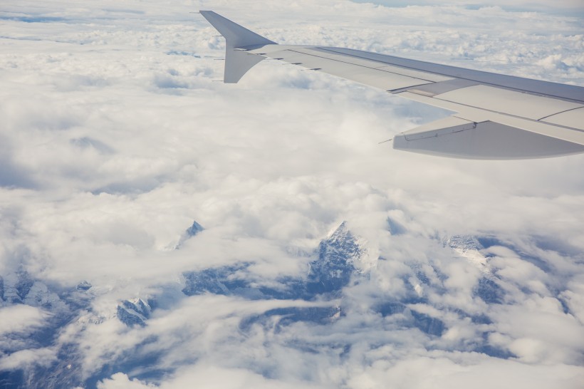 点击大图看下一张：高空云层上的飞机机翼图片