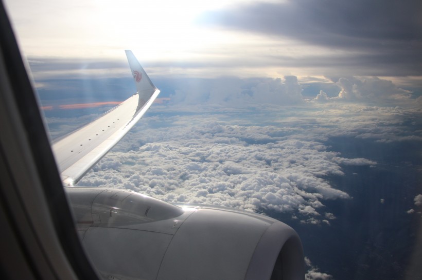点击大图看下一张：高空云层上的飞机机翼图片