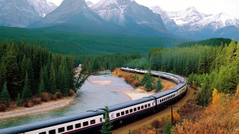 点击大图看下一张：穿过秀丽风景的观光火车图片