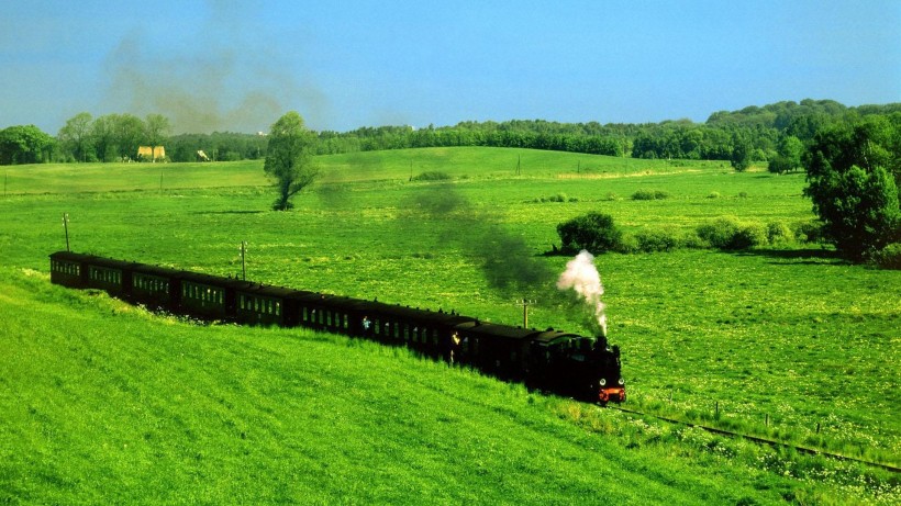 点击大图看下一张：穿过秀丽风景的观光火车图片