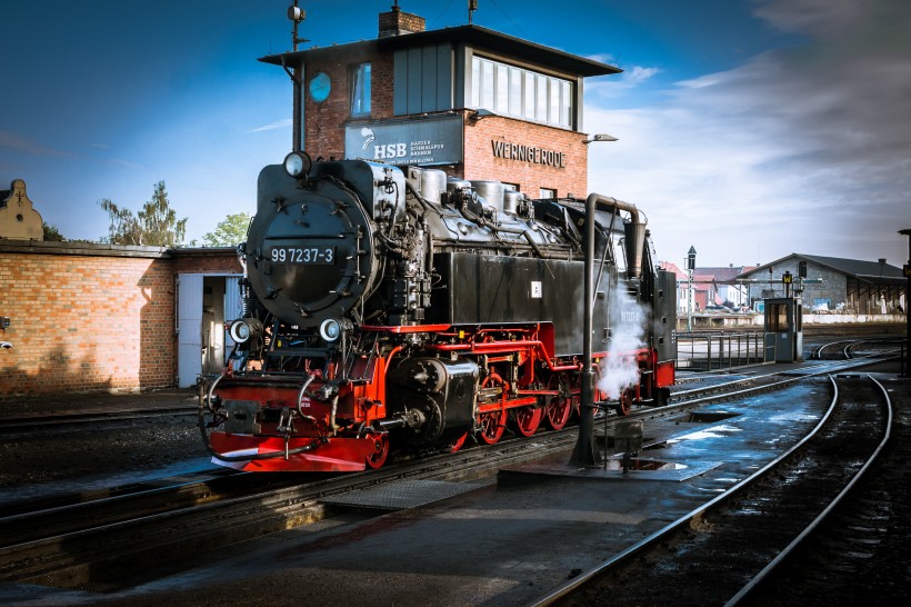 点击大图看下一张：古老的蒸汽火车图片
