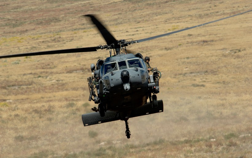 点击大图看下一张：HH-60铺路鹰直升机图片
