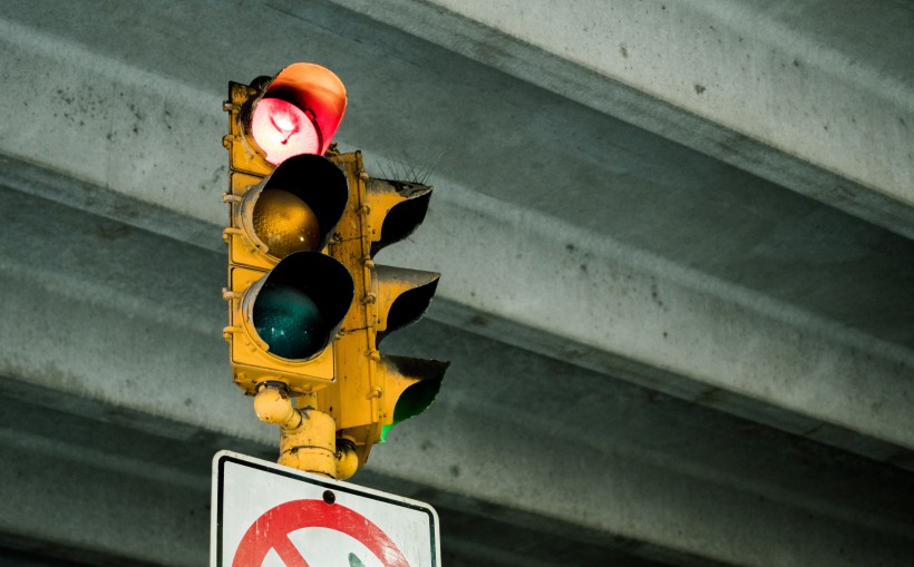 点击大图看下一张：道路上的红绿灯图片