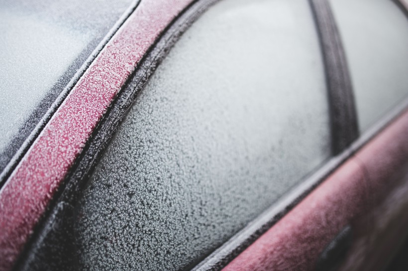 点击大图看下一张：冬天红色的车结霜图片