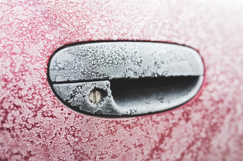 点击大图看下一张：冬天红色的车结霜图片