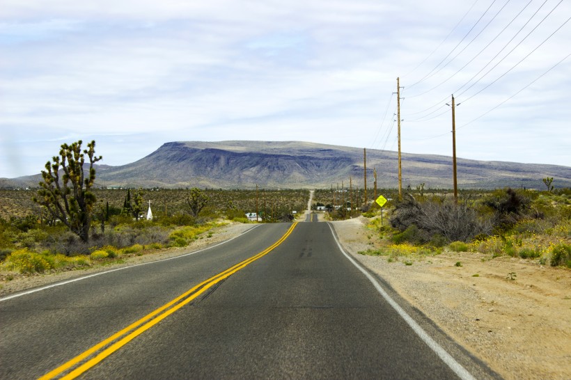点击大图看下一张：荒原上的公路图片