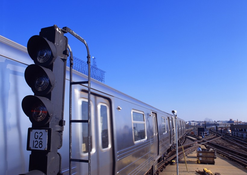 点击大图看下一张：火车与高铁图片