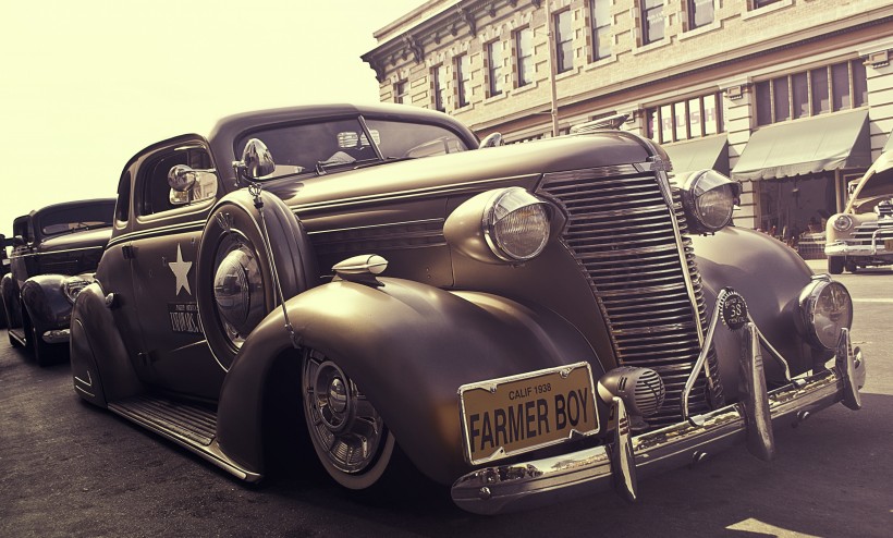 点击大图看下一张：复古风格的轿车图片
