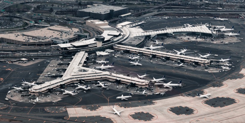 点击大图看下一张：机场里的飞机图片