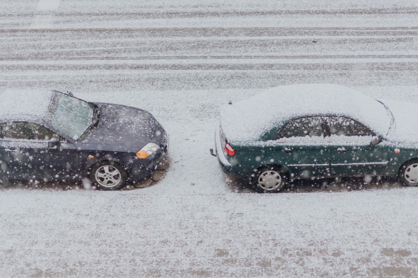 点击大图看下一张：积雪道路上的汽车图片