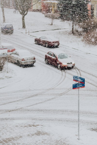 点击大图看下一张：积雪道路上的汽车图片