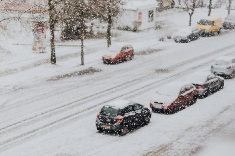 点击大图看下一张：积雪道路上的汽车图片