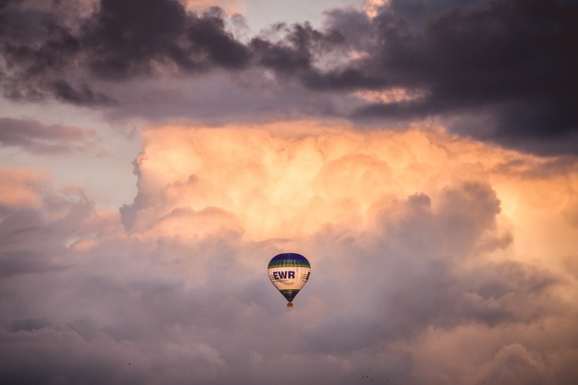 点击大图看下一张：天空中的热气球图片
