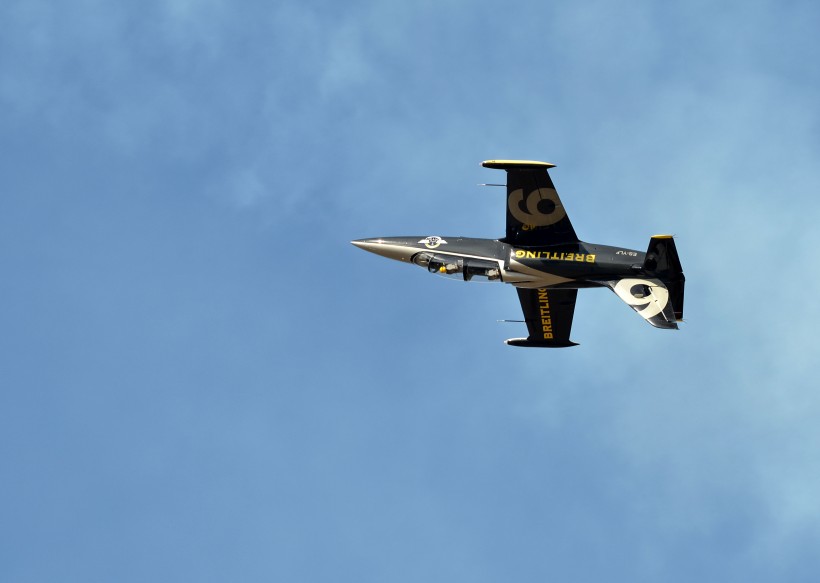点击大图看下一张：空中的战斗机图片
