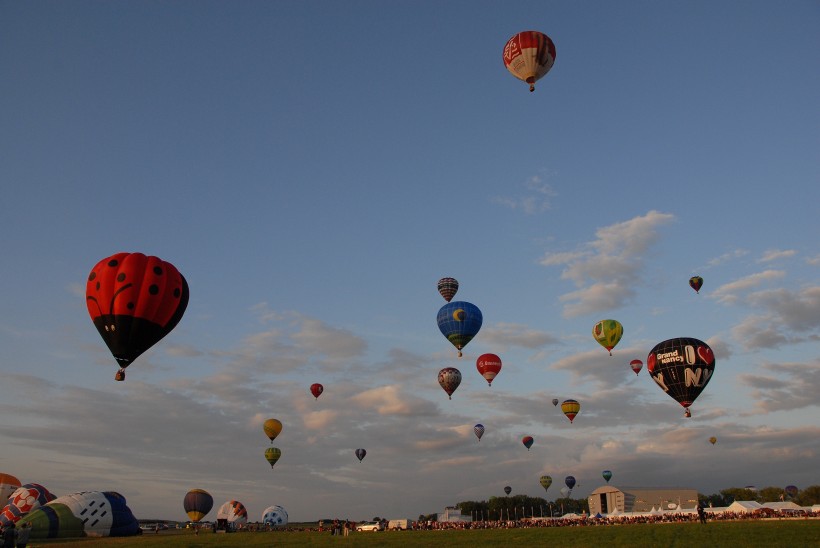 点击大图看下一张：飞在空中的热气球图片