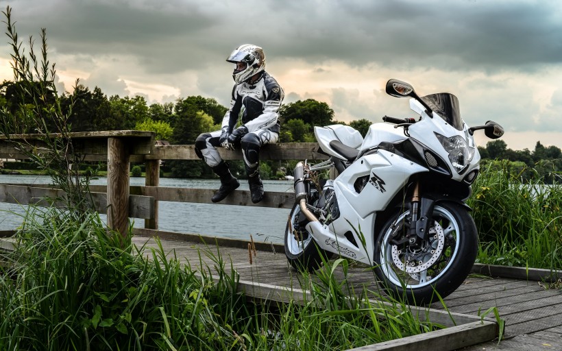 点击大图看下一张：铃木经典摩托车图片