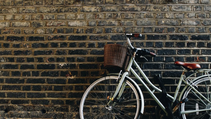 点击大图看下一张：街边的自行车图片