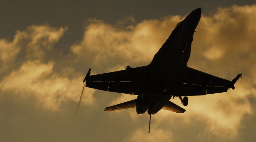 点击大图看下一张：F/A-18大黄蜂战斗攻击机图片