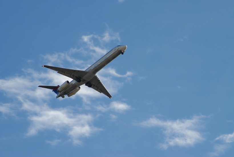 点击大图看下一张：空中的民航客机图片