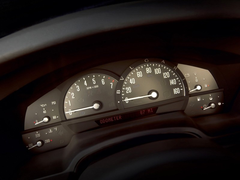 点击大图看下一张:汽车仪表图片