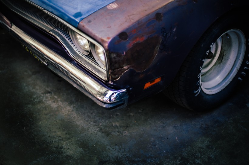 点击大图看下一张：生锈废弃的汽车图片