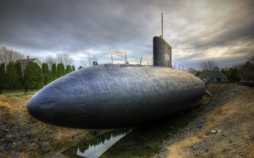 点击大图看下一张：军事题材绘画-潜艇图片