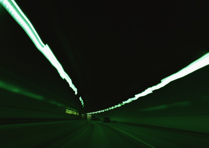点击大图看下一张：公路隧道图片