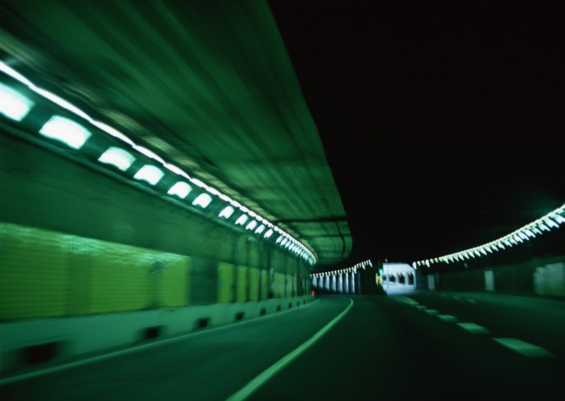点击大图看下一张：公路隧道图片