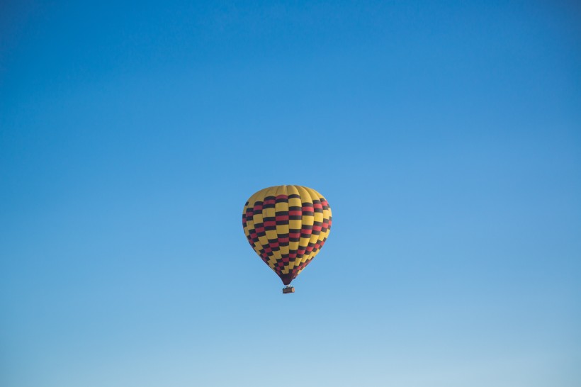 点击大图看下一张：天空中的热气球图片