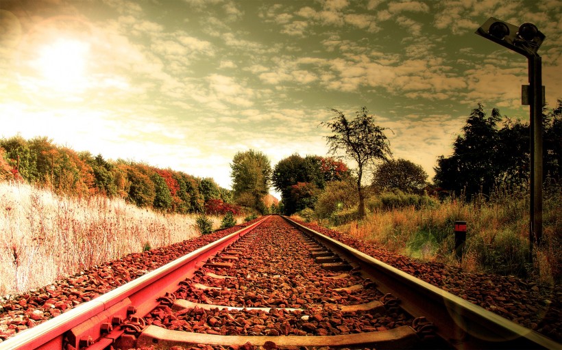 点击大图看下一张：火车铁轨优美风景图片