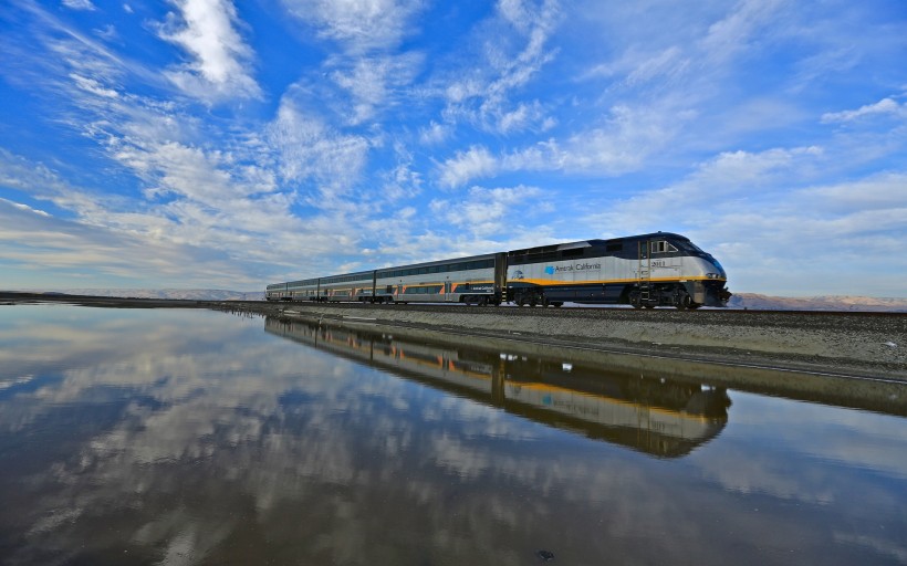 点击大图看下一张：高速行驶的火车、动车、高铁图片