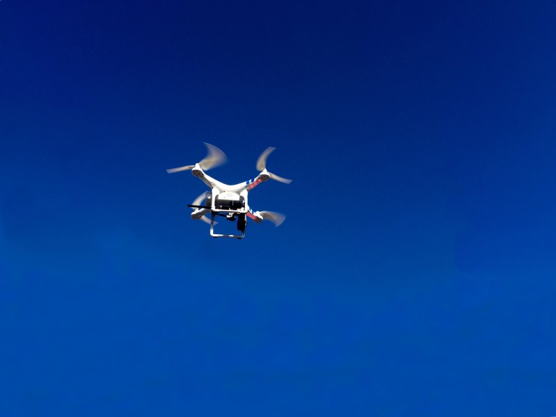 点击大图看下一张：低空飞行的四轴遥控无人机图片