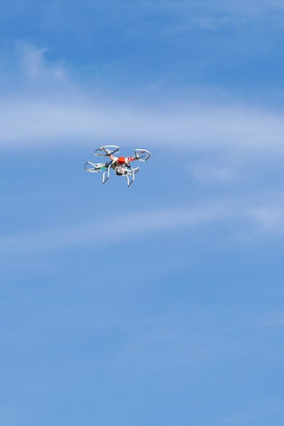 点击大图看下一张：天空飞翔的无人机图片