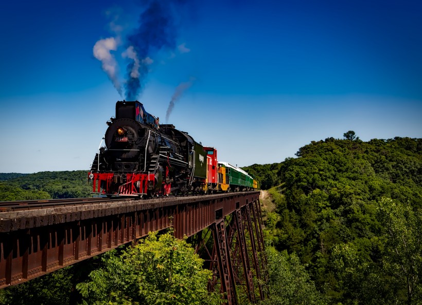 点击大图看下一张：行驶中的蒸汽火车图片