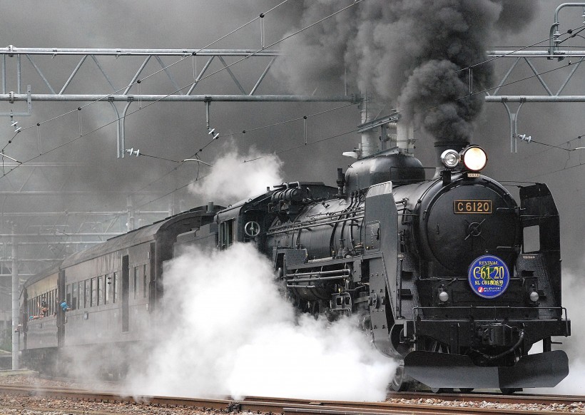 点击大图看下一张：行驶中的蒸汽火车图片