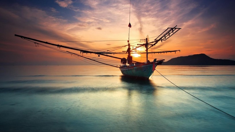 点击大图看下一张：夕阳下的帆船图片