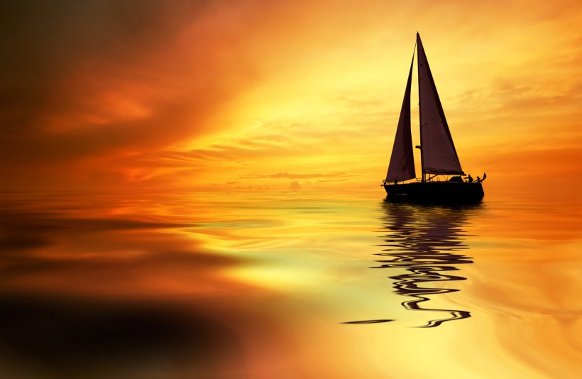 点击大图看下一张：夕阳下的帆船图片
