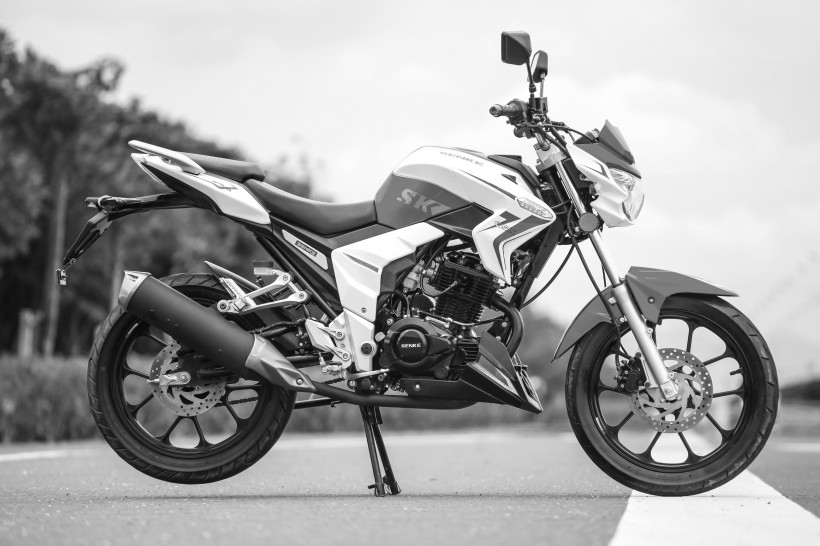 点击大图看下一张：炫酷的摩托车图片