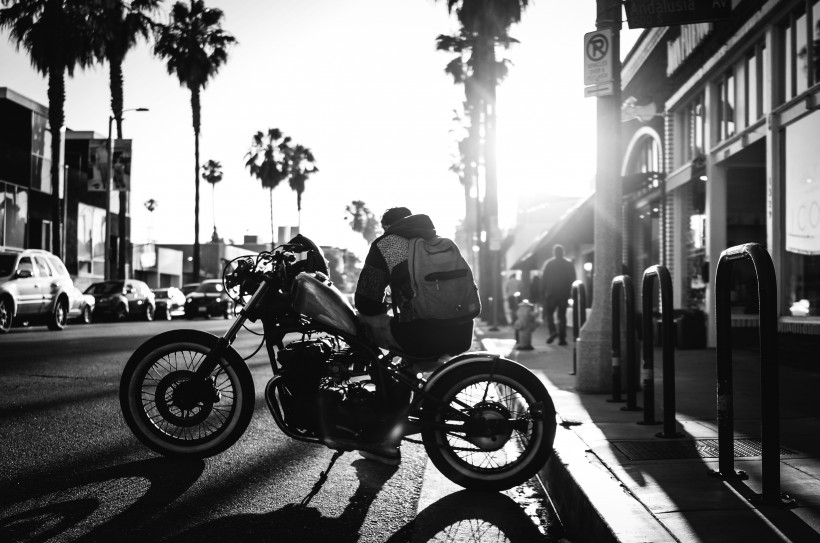 点击大图看下一张：炫酷的摩托车图片