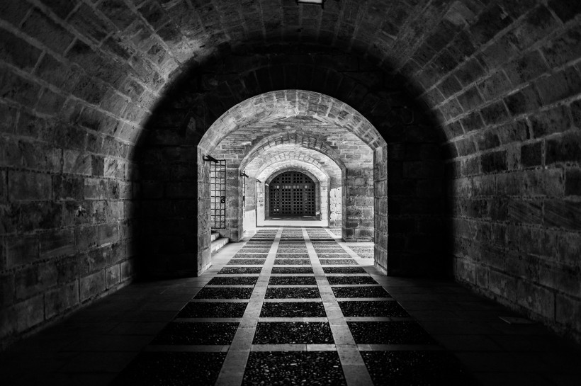 点击大图看下一张：幽暗的隧道图片