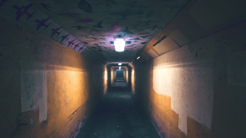 点击大图看下一张：幽暗的隧道图片