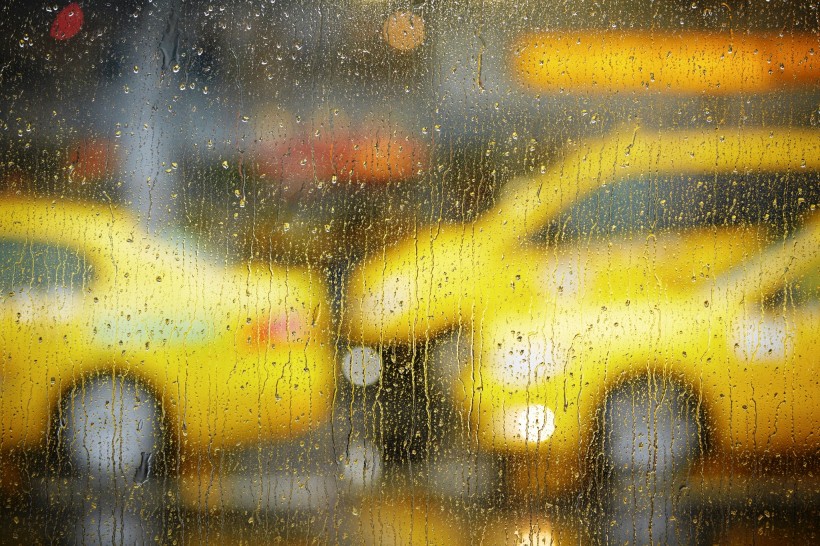 点击大图看下一张：雨中的车图片