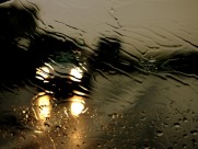 雨中的车图片_10张