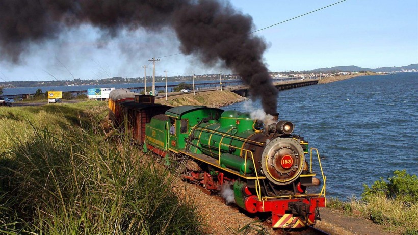点击大图看下一张：蒸汽火车图片