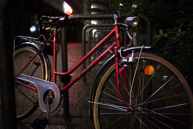 点击大图看下一张：红色的自行车图片