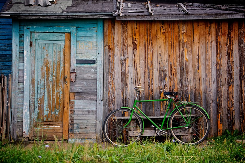点击大图看下一张：停放的自行车图片